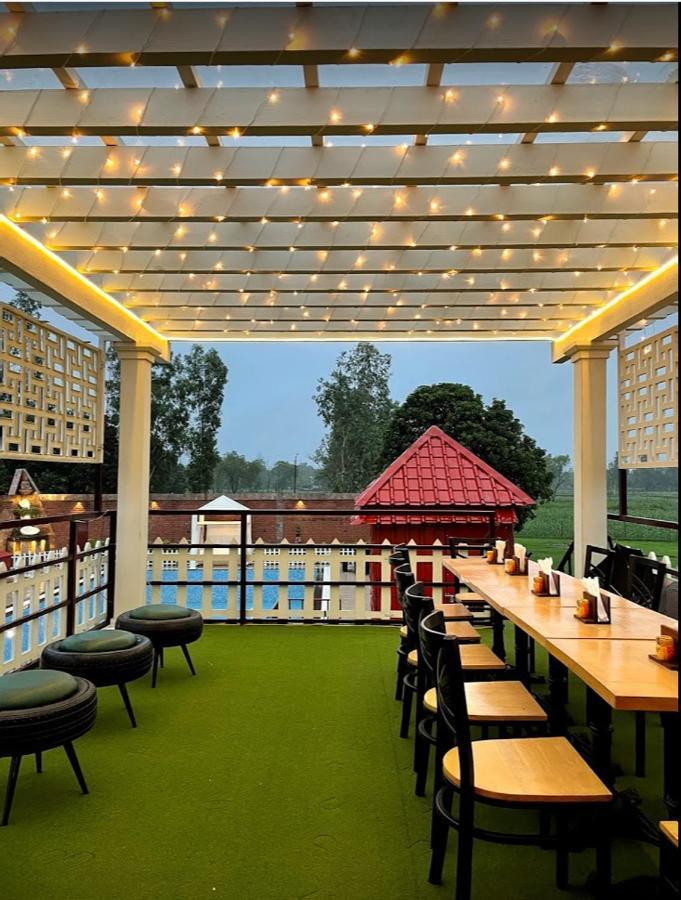 Yashmay Villa Club & Resort Gonda Ngoại thất bức ảnh