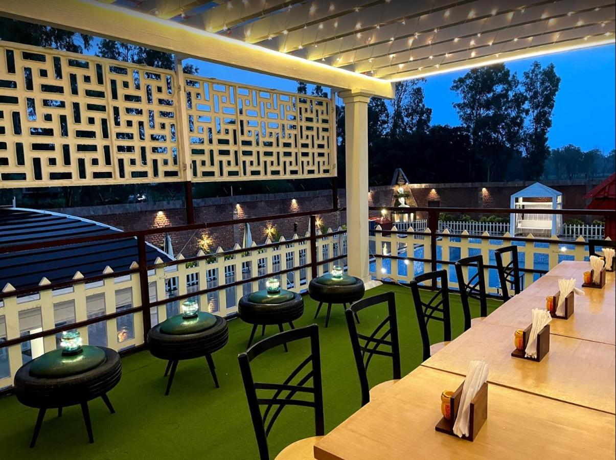 Yashmay Villa Club & Resort Gonda Ngoại thất bức ảnh