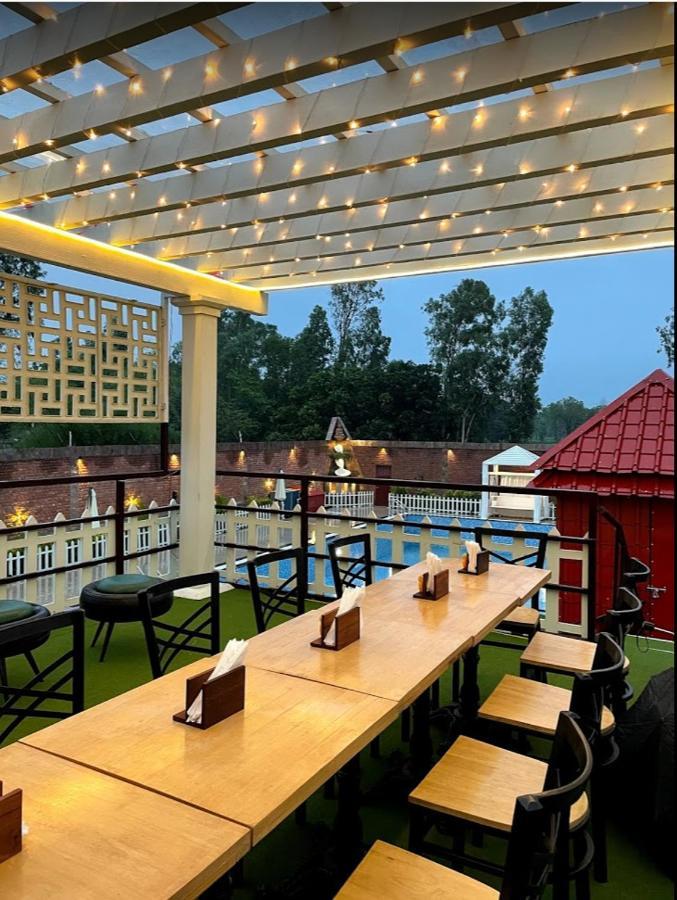 Yashmay Villa Club & Resort Gonda Ngoại thất bức ảnh
