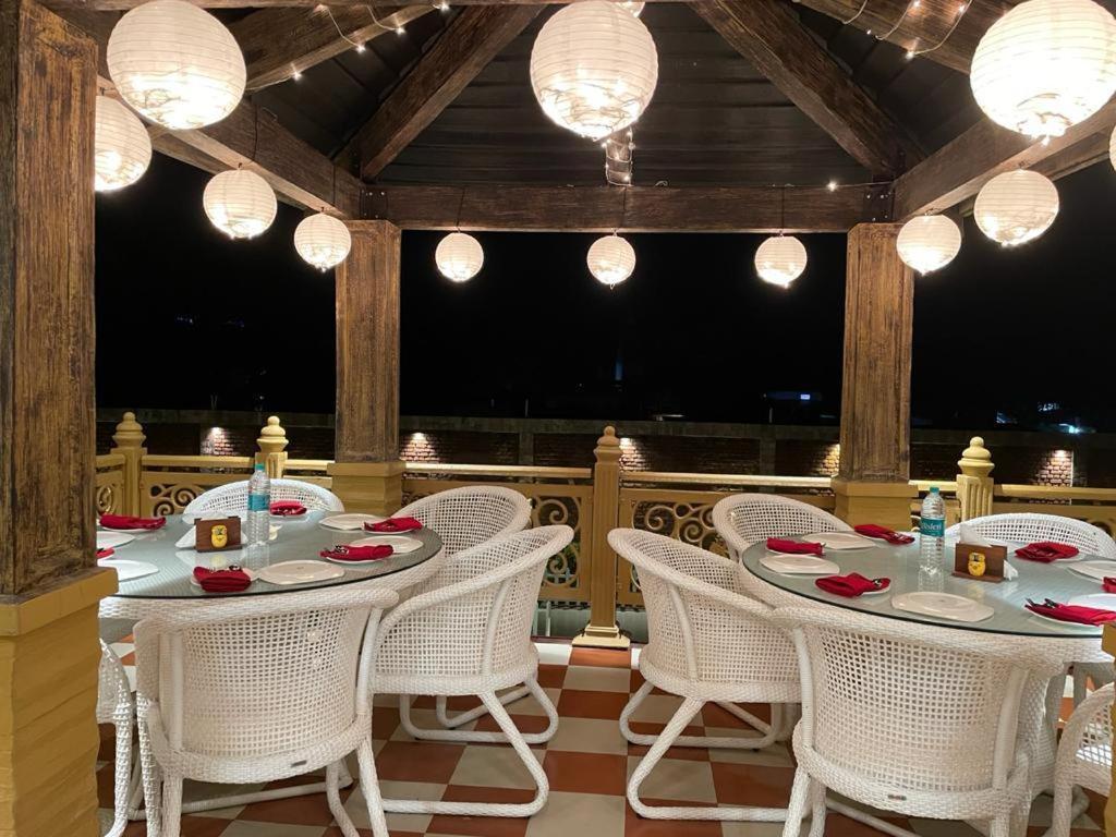 Yashmay Villa Club & Resort Gonda Ngoại thất bức ảnh