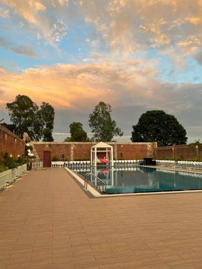 Yashmay Villa Club & Resort Gonda Ngoại thất bức ảnh