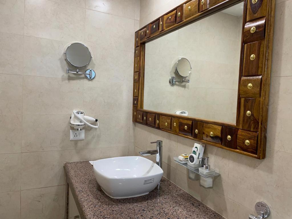 Yashmay Villa Club & Resort Gonda Ngoại thất bức ảnh